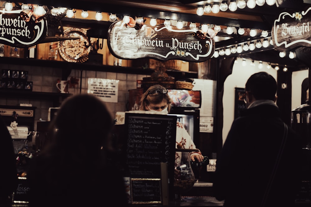 un groupe de personnes debout devant un restaurant