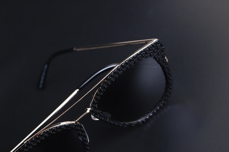نظارات سوداء أنيقة