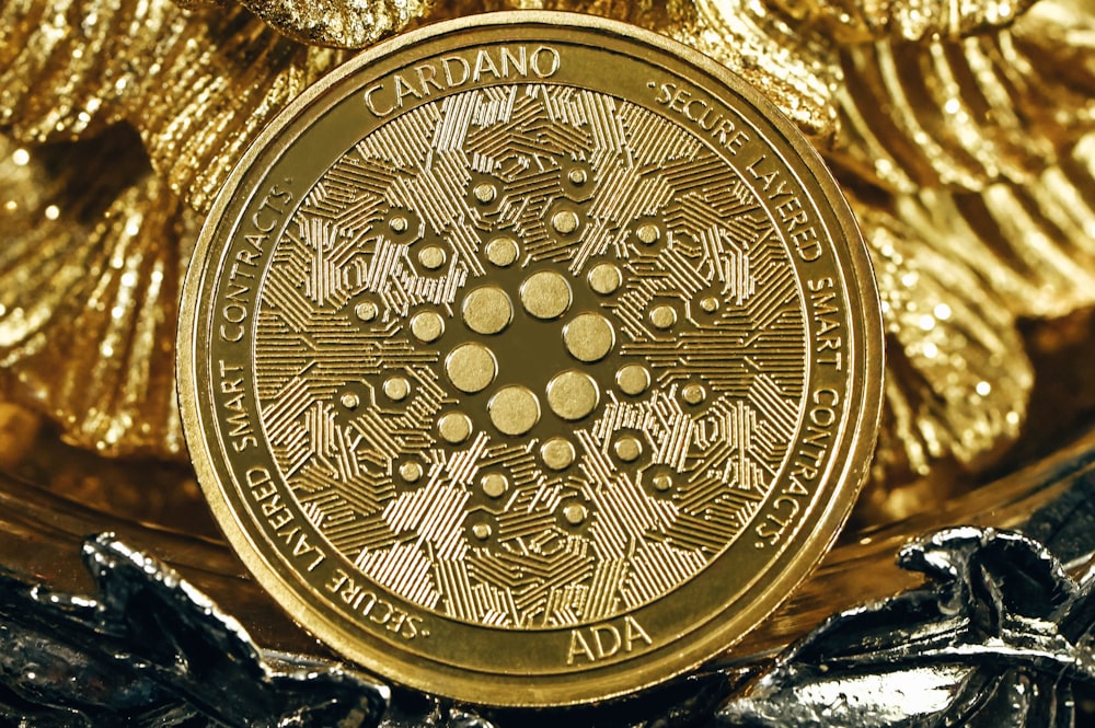 Una moneda de oro sobre una pila de papel de oro