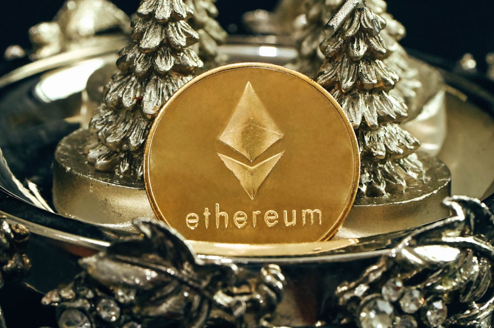 Eine goldene Ethereum-Münze, die auf einem Metalltablett sitzt