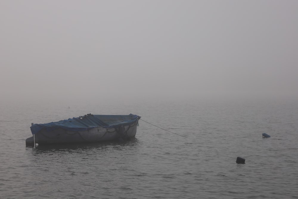um barco no meio do oceano em um dia nebuloso