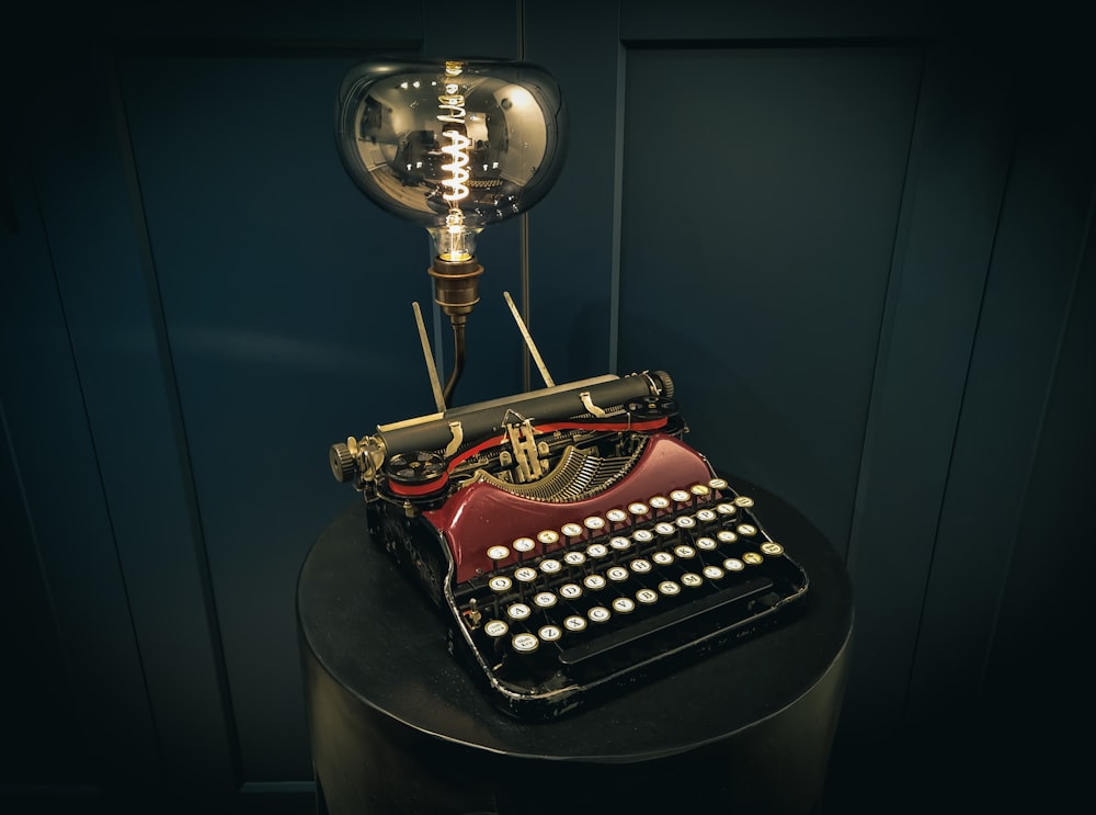 Eine altmodische Schreibmaschine sitzt auf einem Tisch