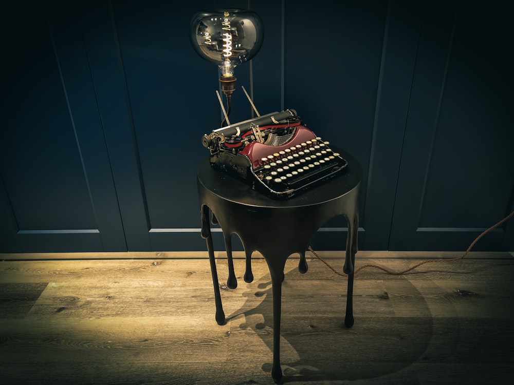 una macchina da scrivere vecchio stile seduta sopra un tavolo