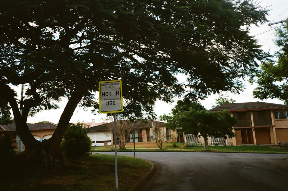 ein gelb-weißes Straßenschild am Straßenrand