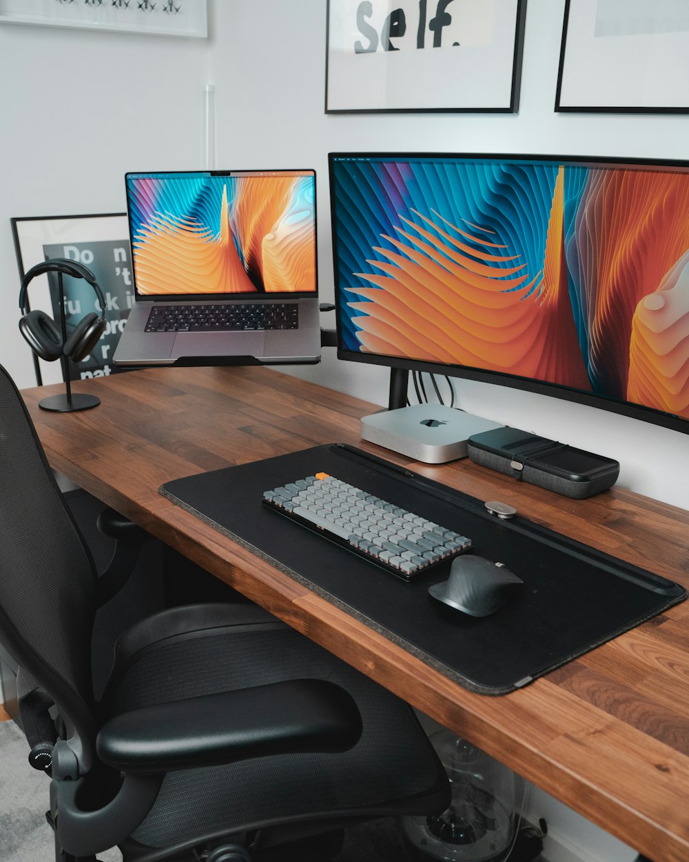 un escritorio con dos monitores y un teclado