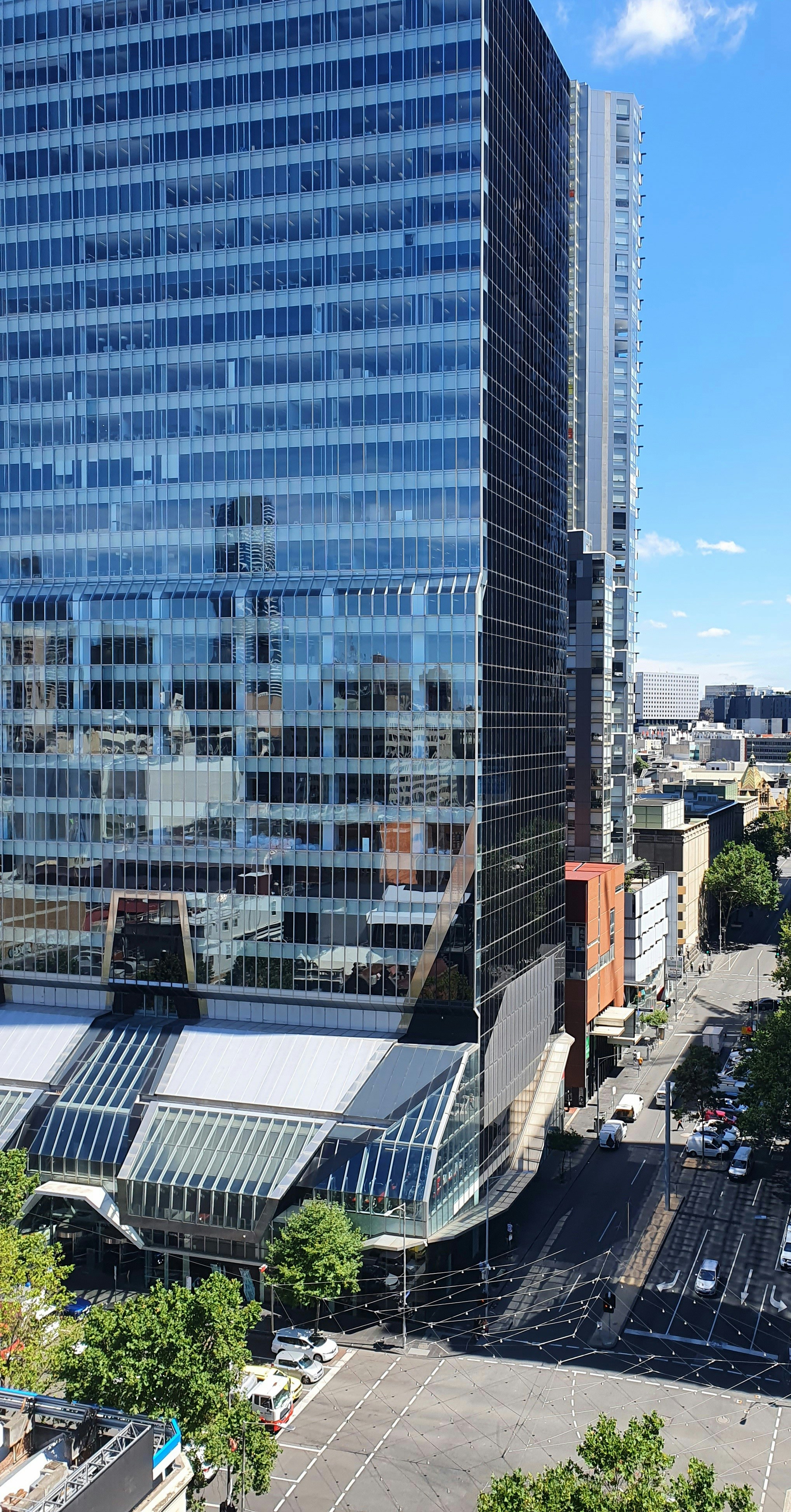 un très grand bâtiment assis à côté d’un très grand bâtiment