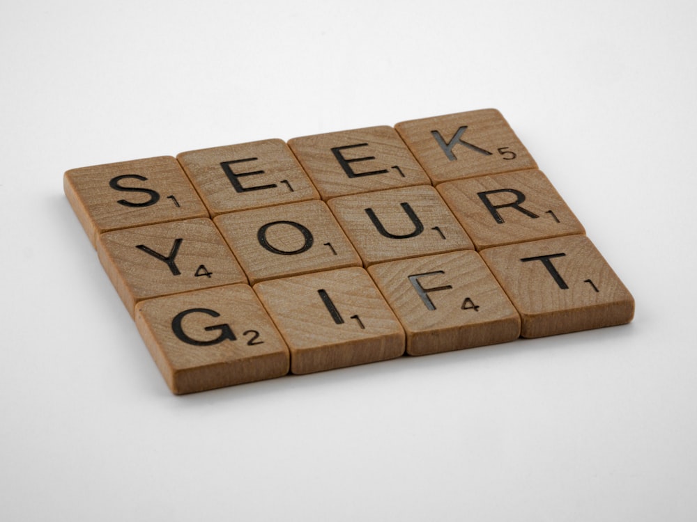 un blocco di legno con parole ortografiche cerca il tuo regalo