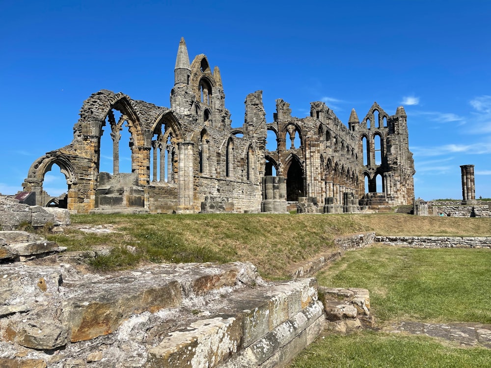 Die Ruine einer alten Burg an einem sonnigen Tag