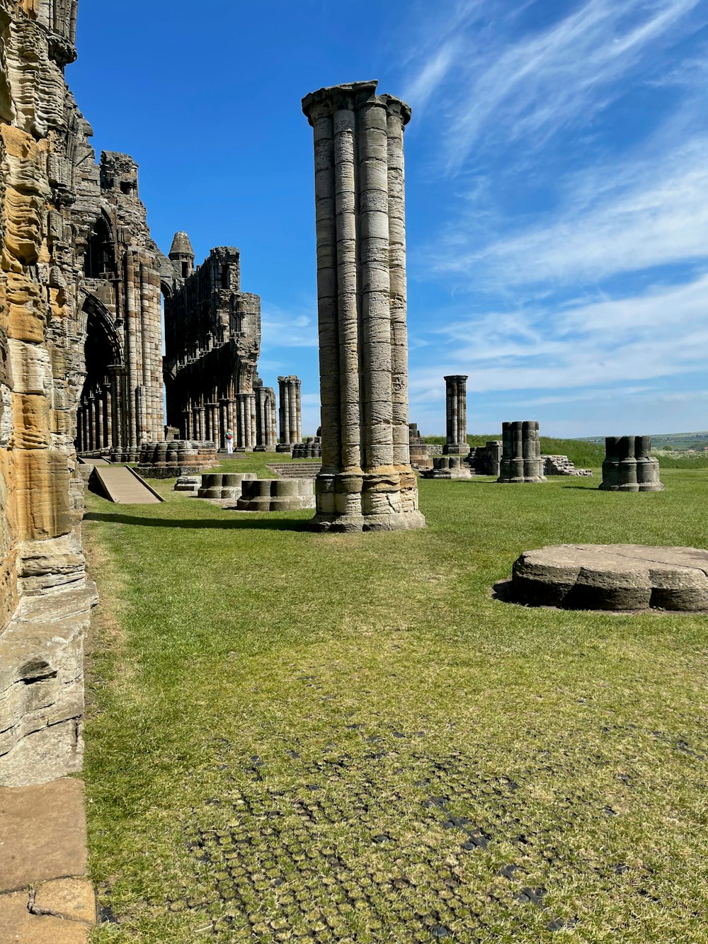 the ruins of a large building in the middle of a field