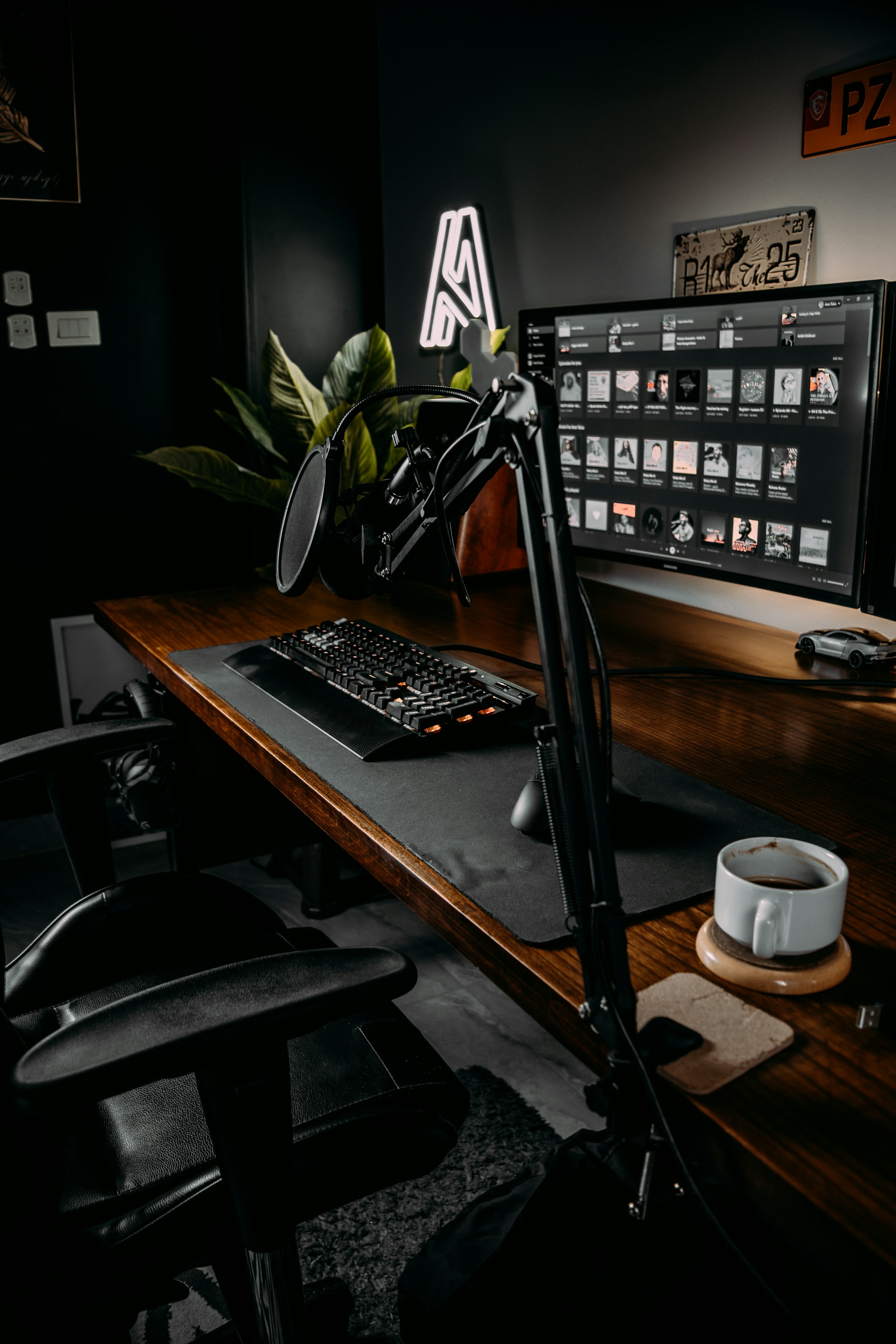 gray computer monitor