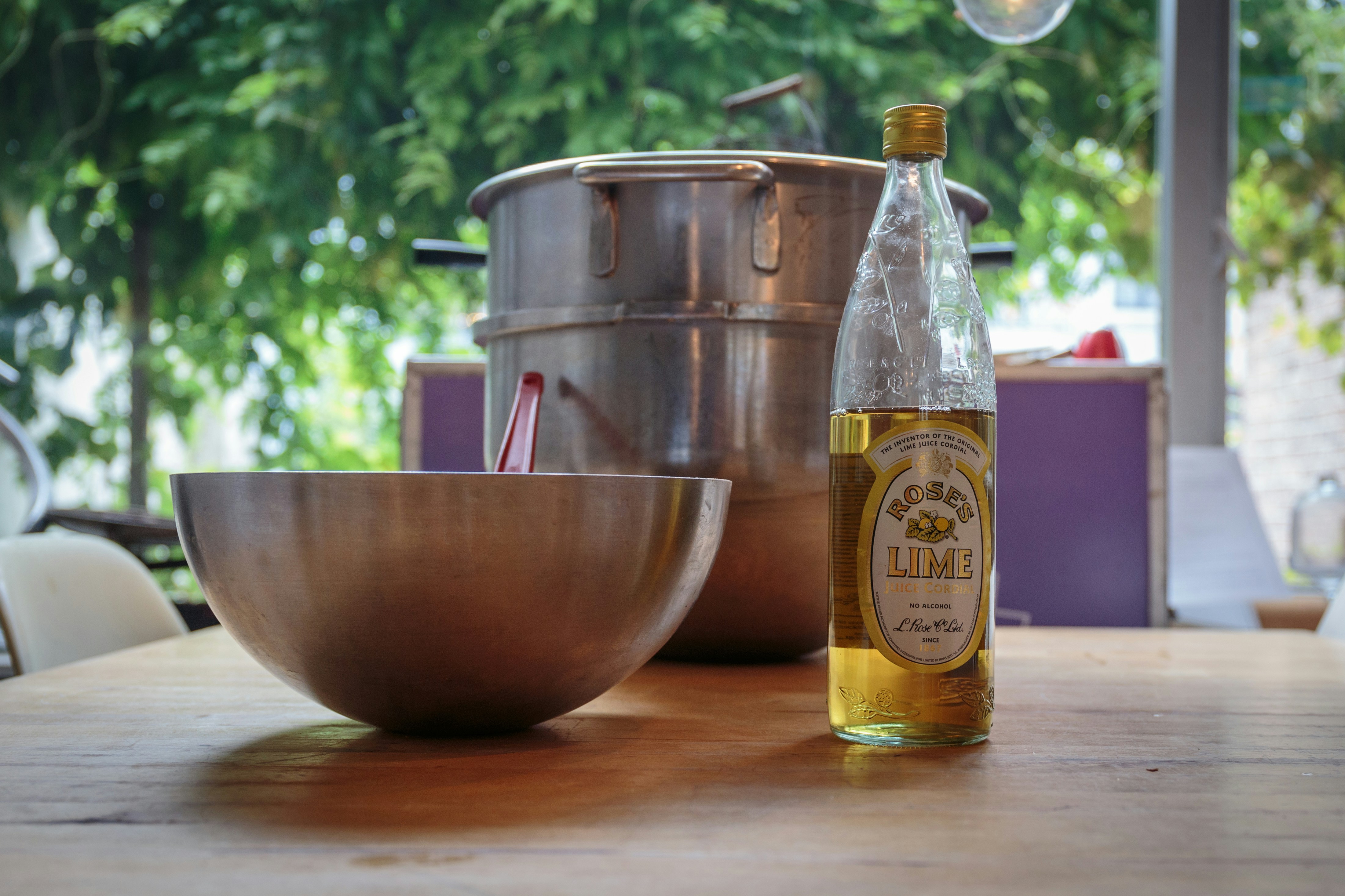 eine Flasche Wein und eine Schüssel auf einem Tisch