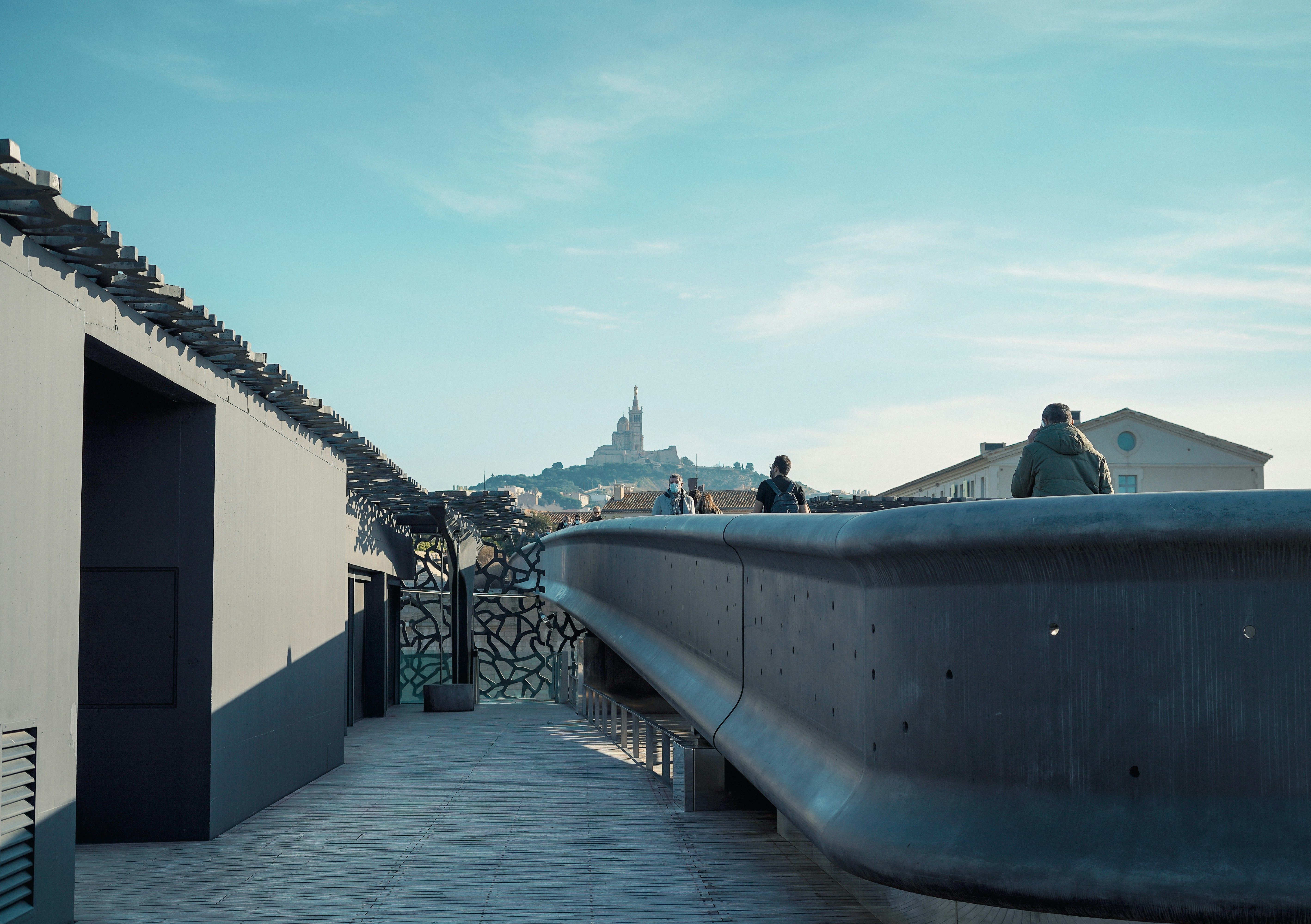 Un homme se tient sur le toit d’un immeuble photo – Photo Architecture ...