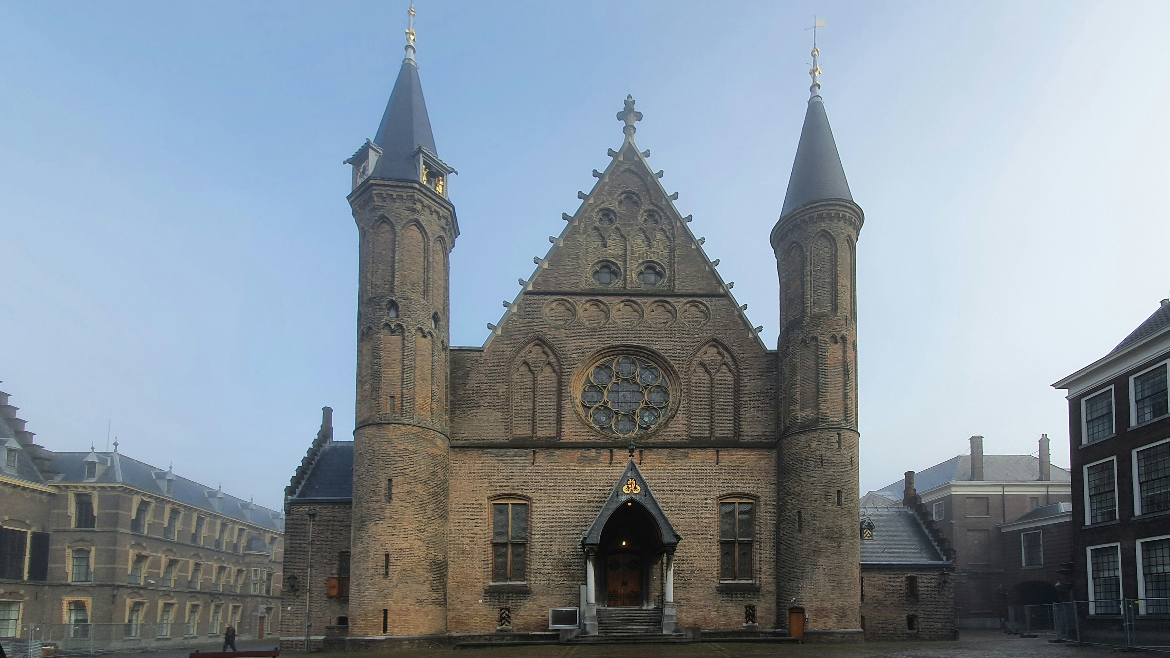 ein großes Gebäude mit zwei Türmen und einer Uhr
