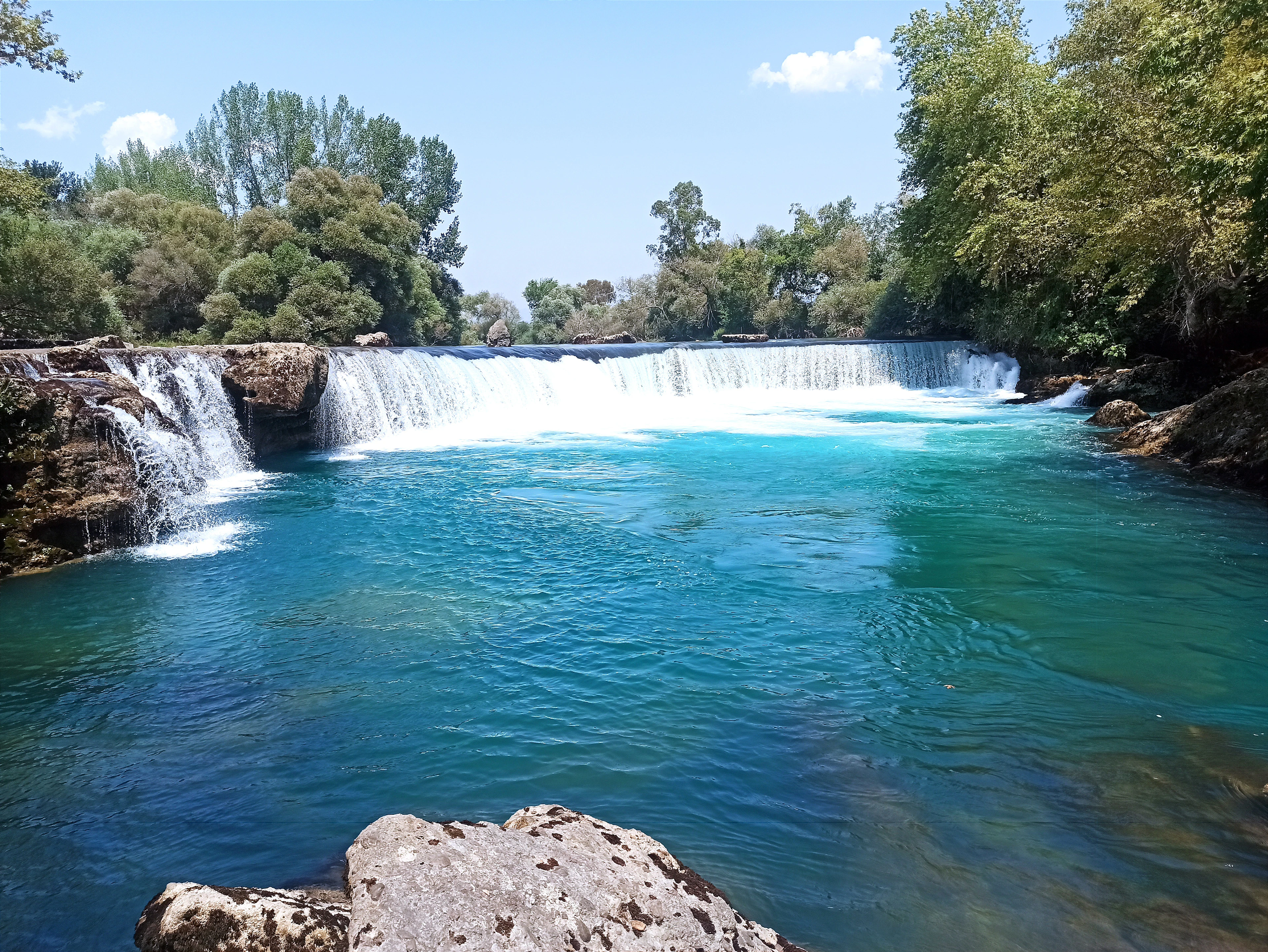 Водопад посреди реки в Анталье
