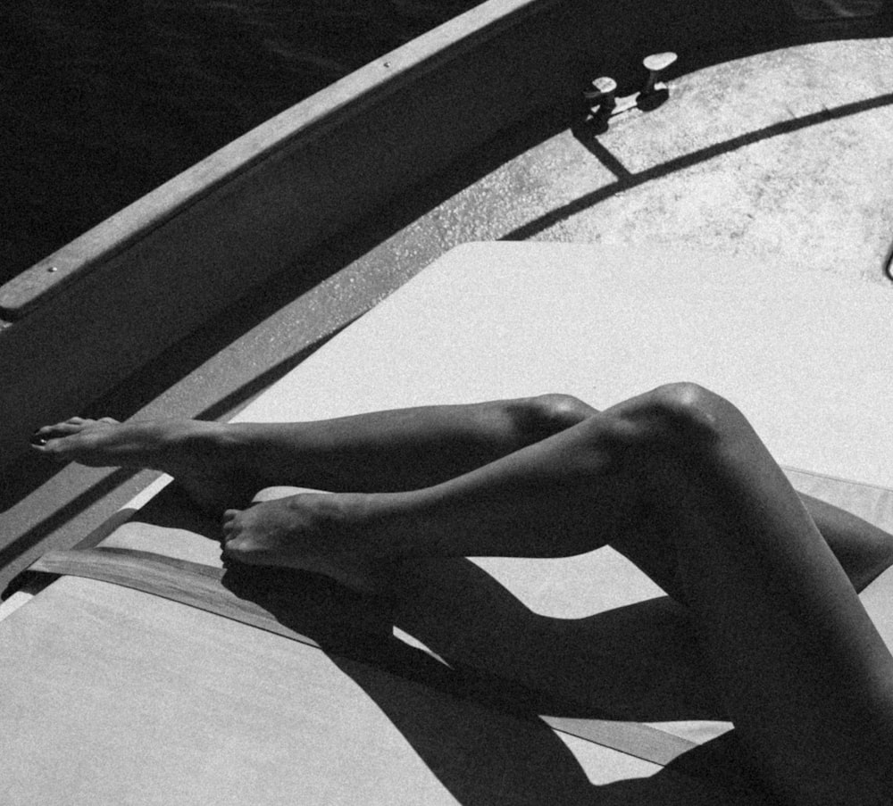 여성의 다리의 흑백 사진