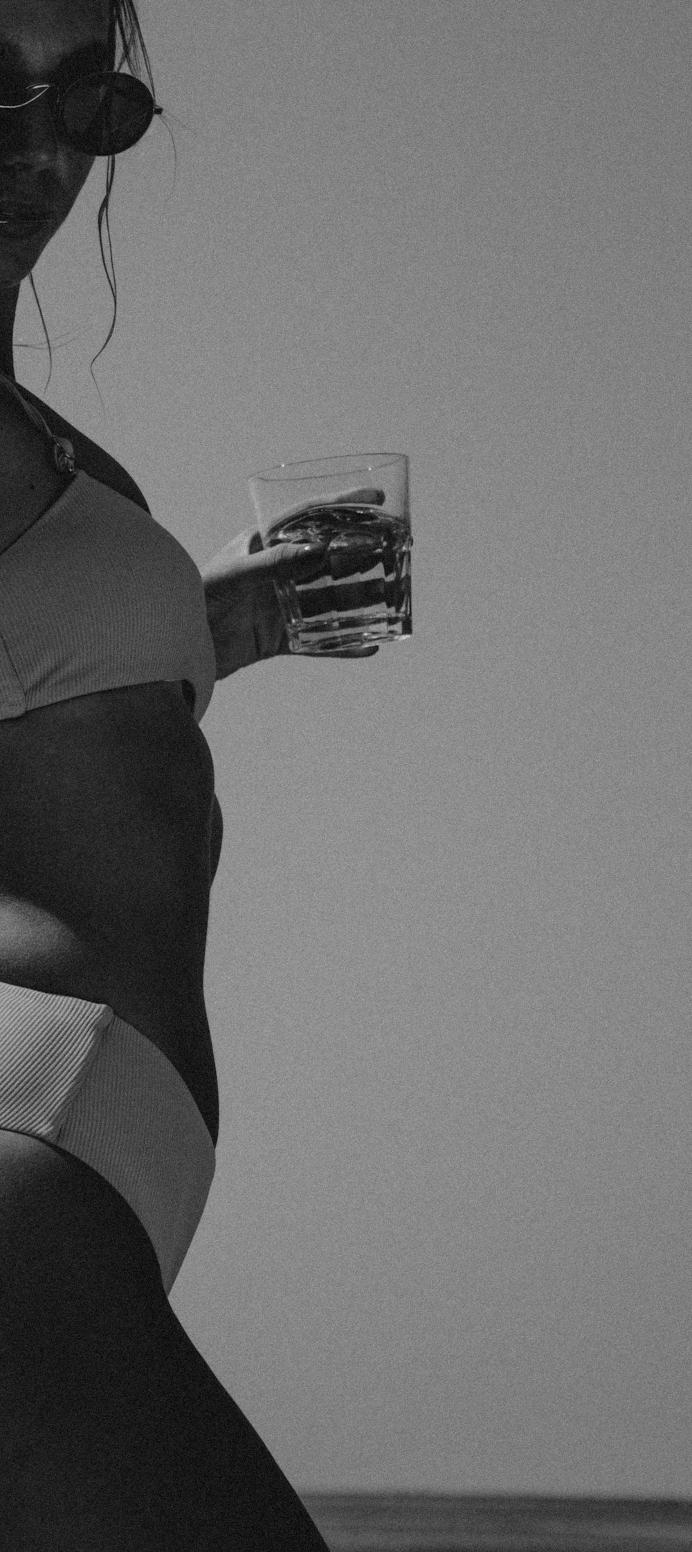 uma foto em preto e branco de uma mulher grávida