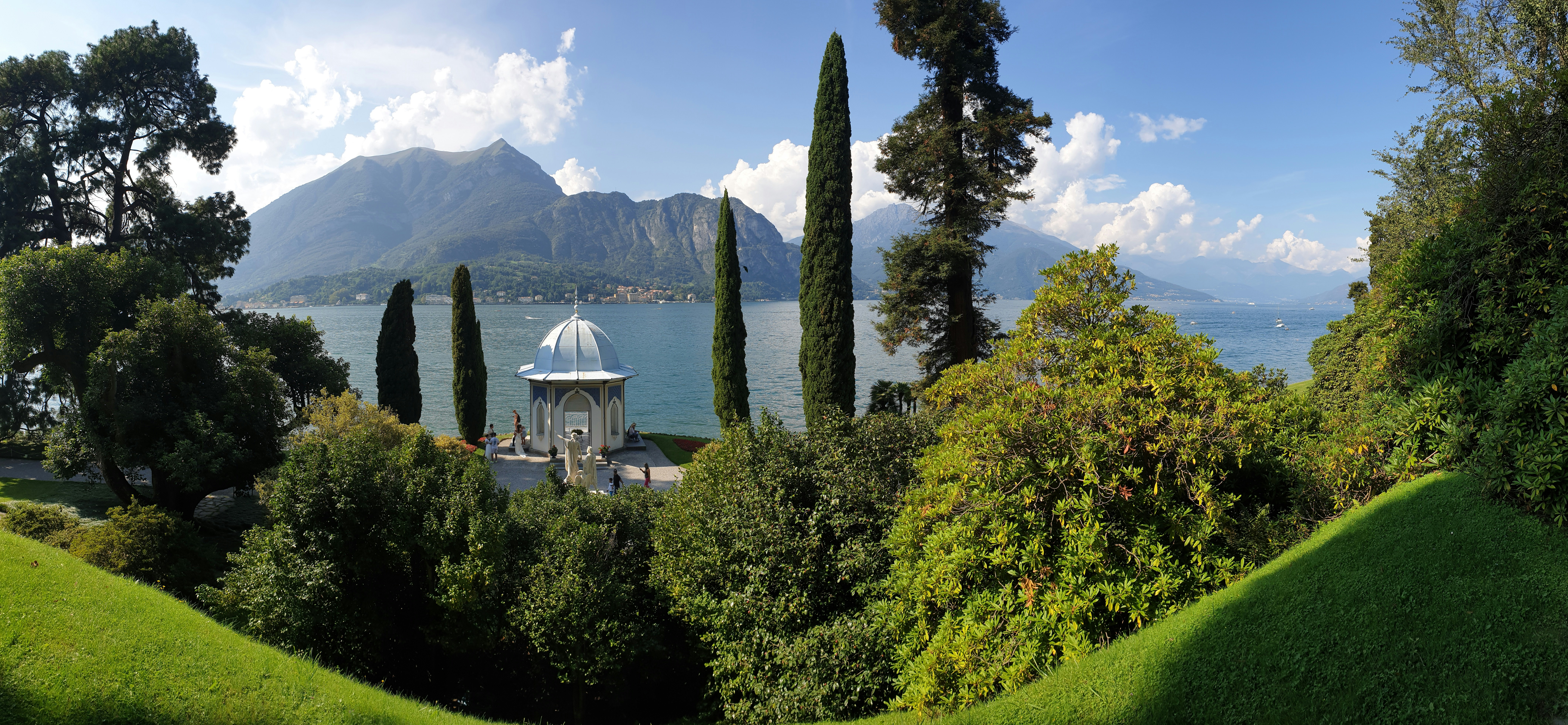 Un belvédère au milieu d’un parc verdoyant