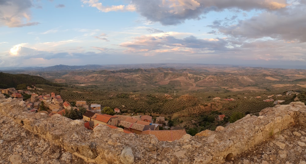 Una vista di una città da un muro del castello