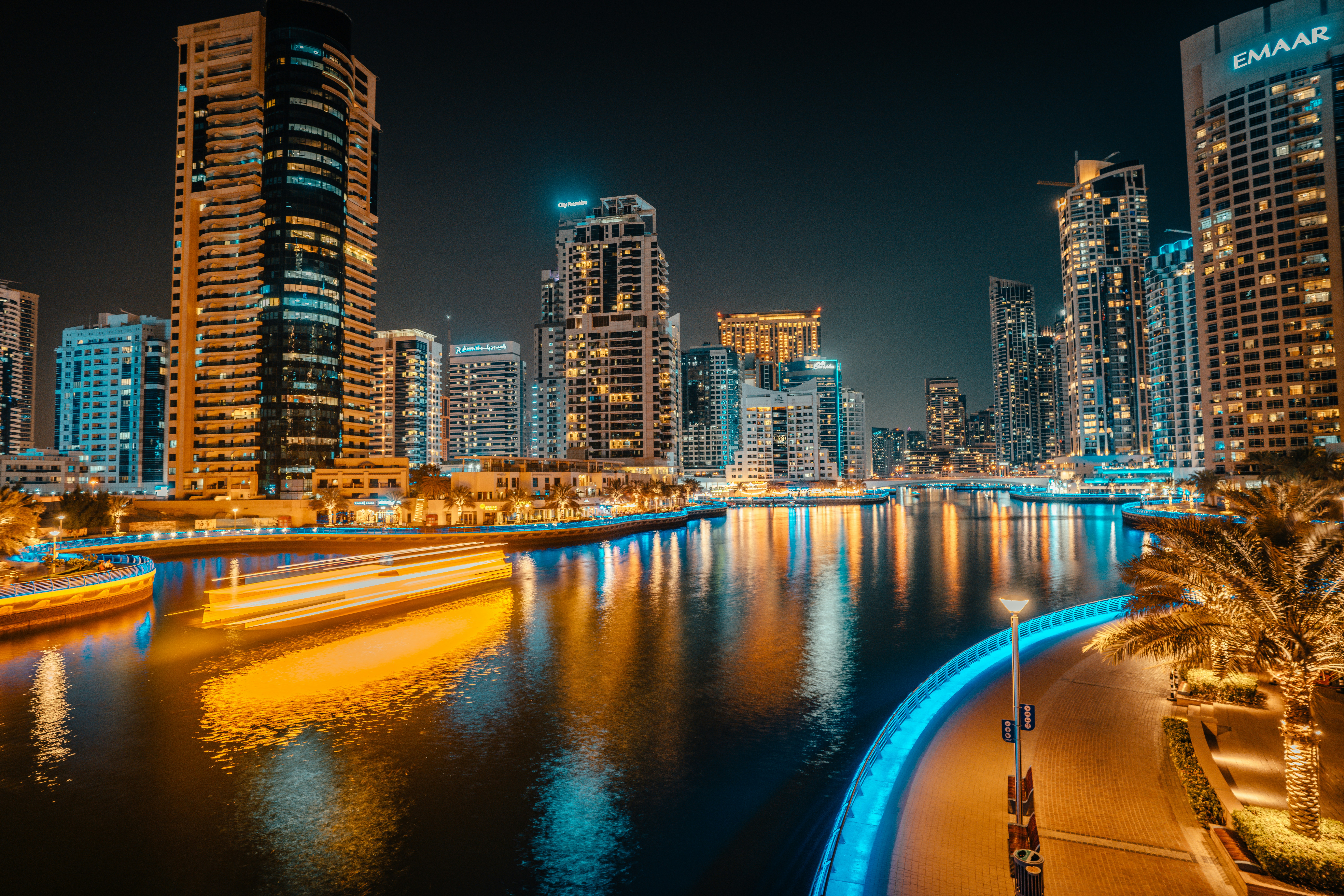 ночной город с протекающей через него рекой