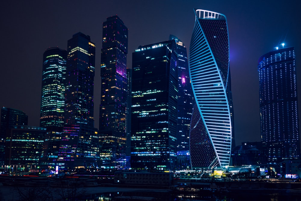 Un très grand bâtiment dans une grande ville la nuit