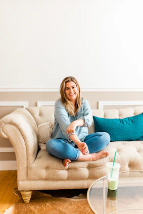 A friendly dime delivery team member carefully assembling a sofa inside a bright, cozy living room.