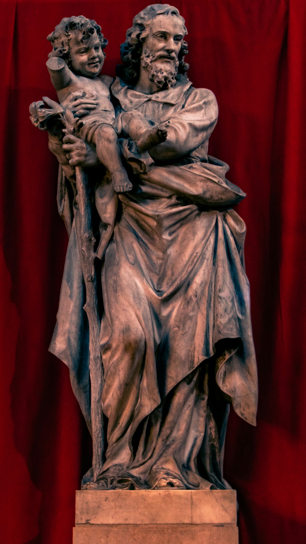 une statue d’un homme tenant un enfant