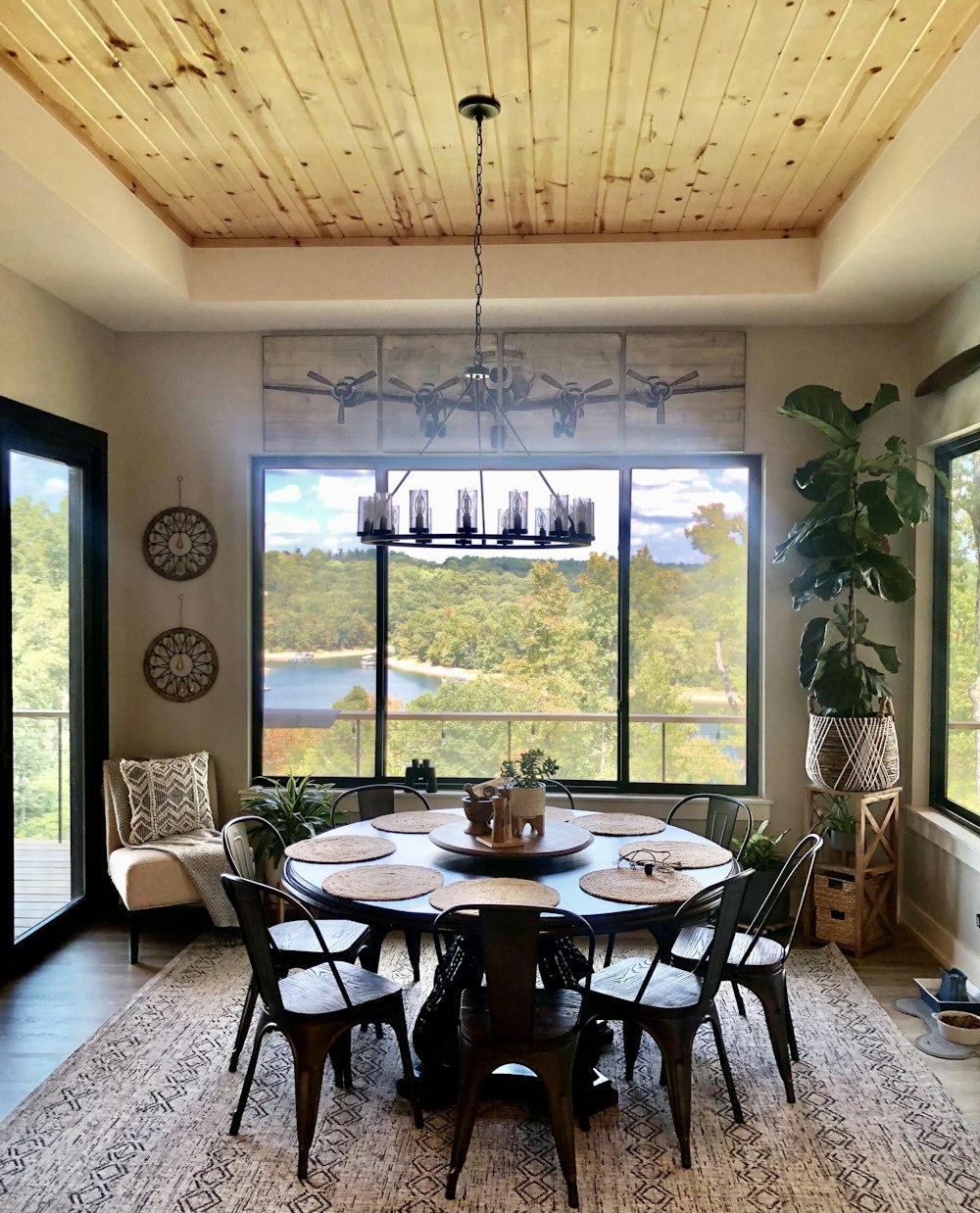 uma sala de jantar com mesa e cadeiras