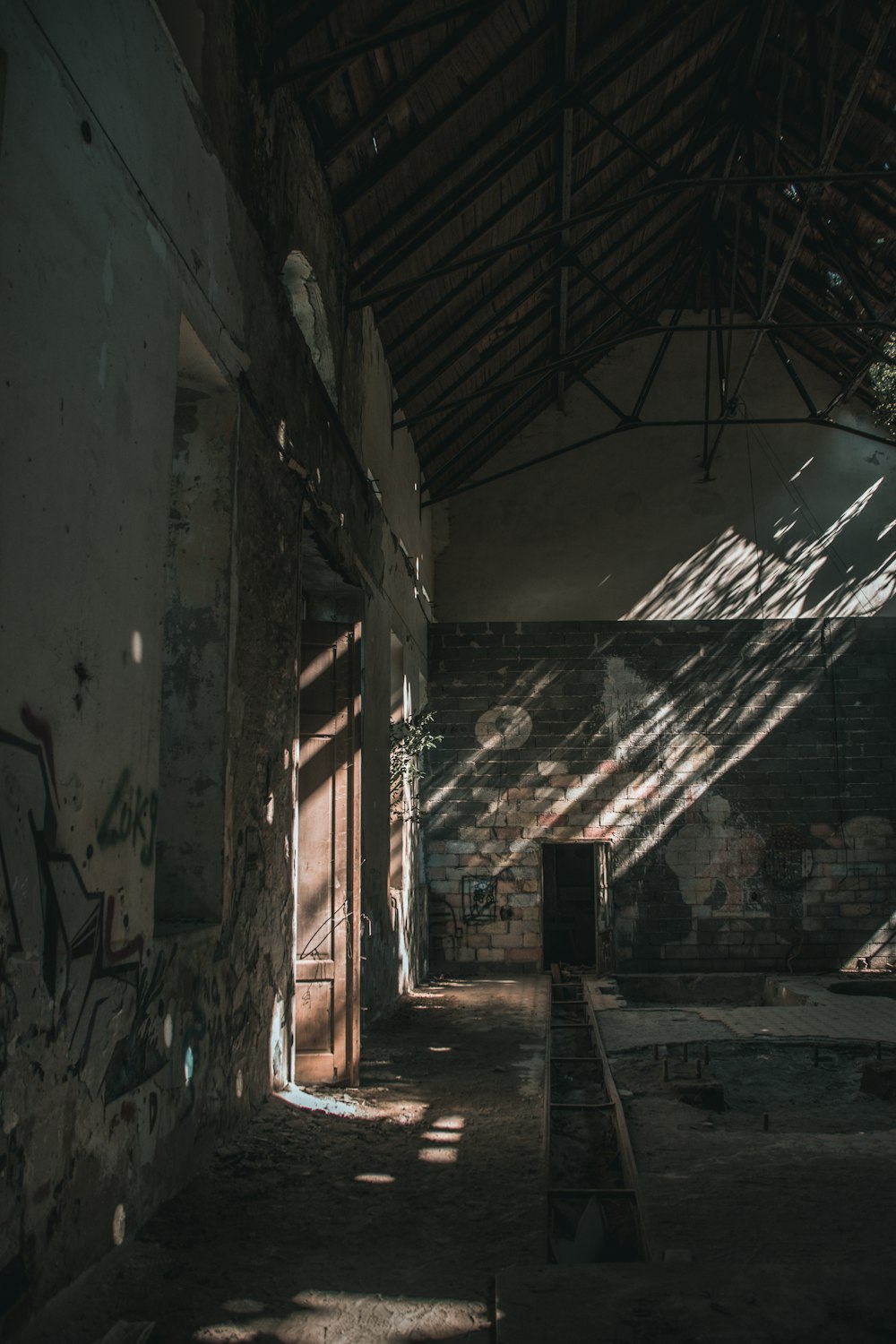 ein verlassenes Gebäude mit Graffiti an den Wänden