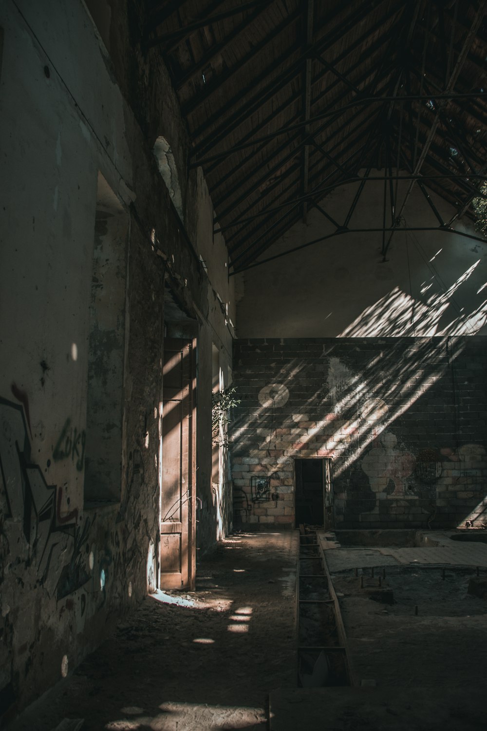 Un bâtiment abandonné avec des graffitis sur les murs