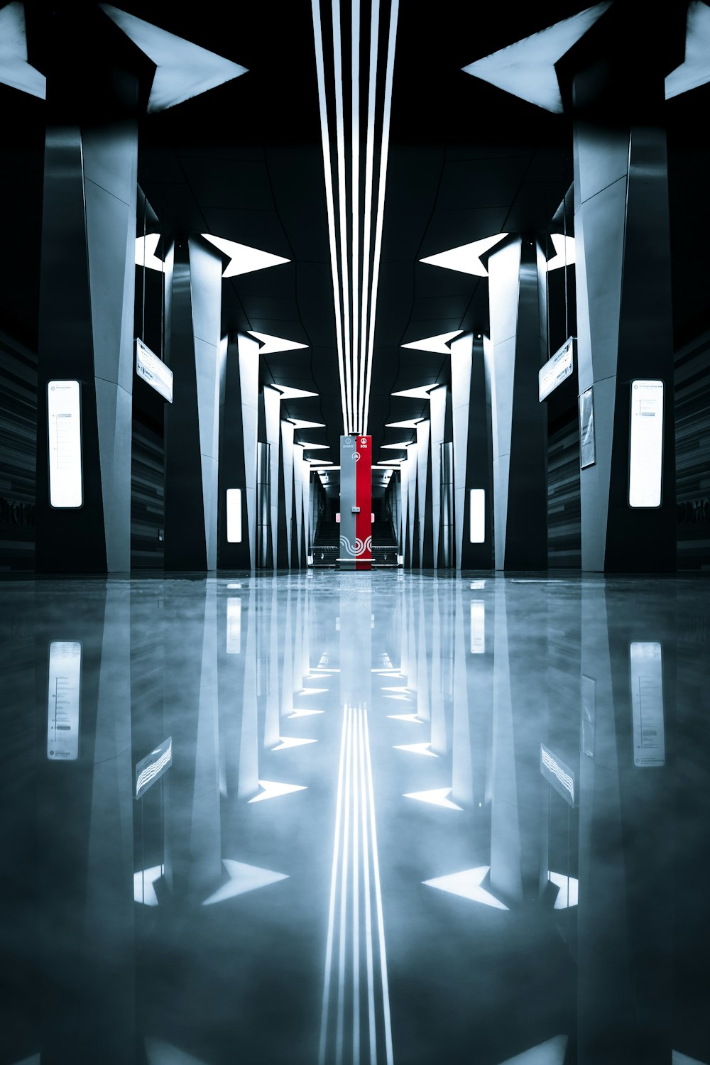 um longo corredor com uma porta vermelha no meio dele