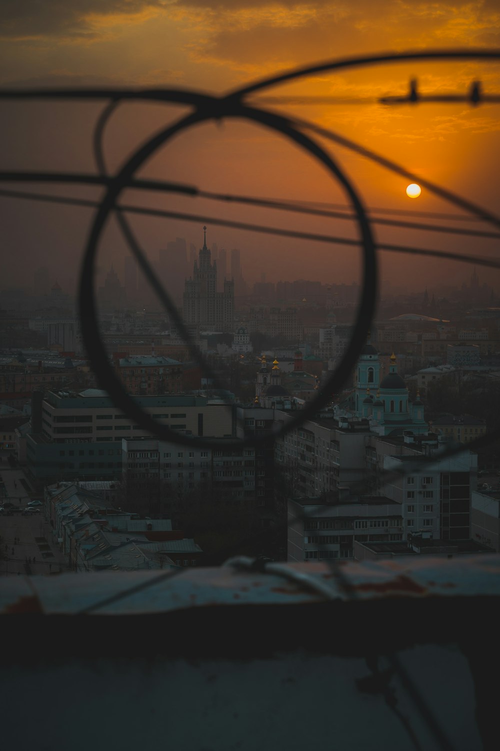 Il sole tramonta su una città con edifici