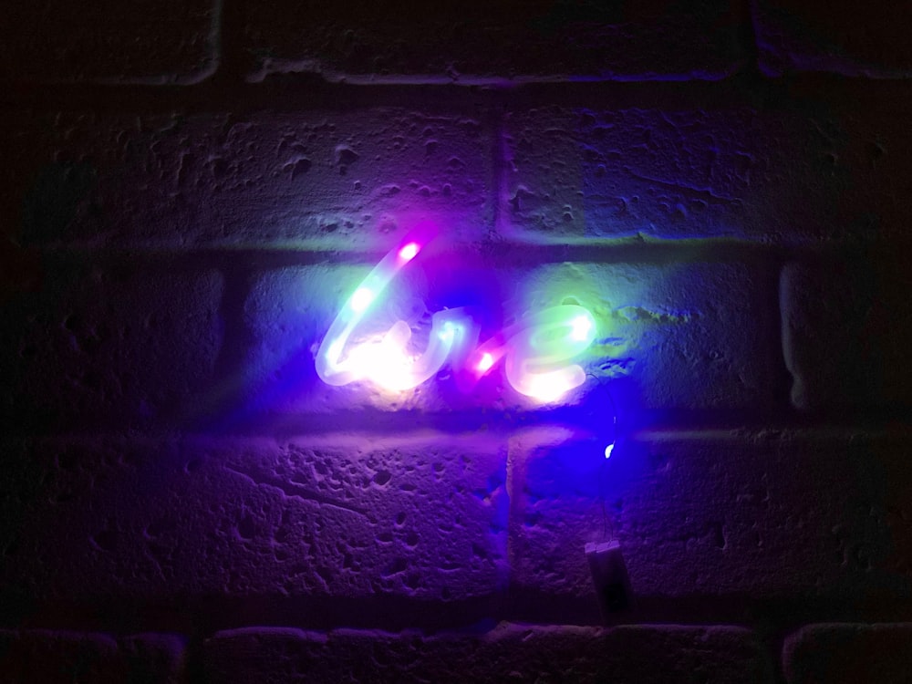 uma parede de tijolos com algumas luzes sobre ela