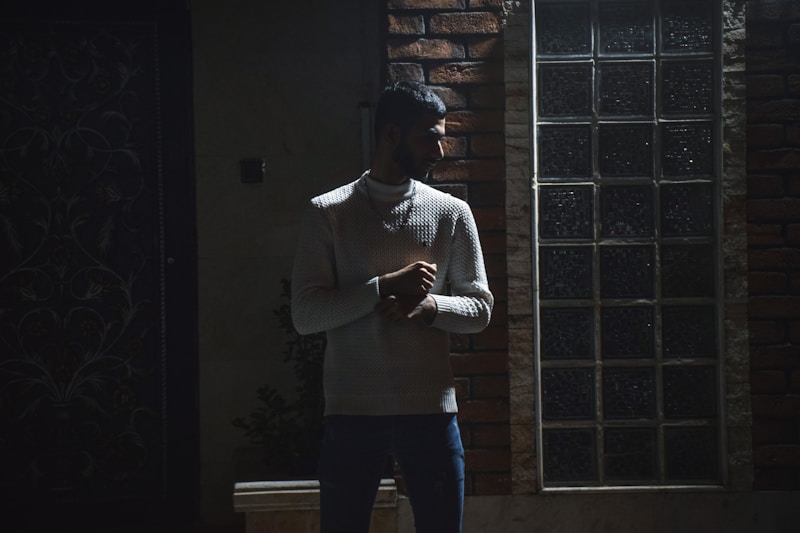 Hombre firme junto a pared