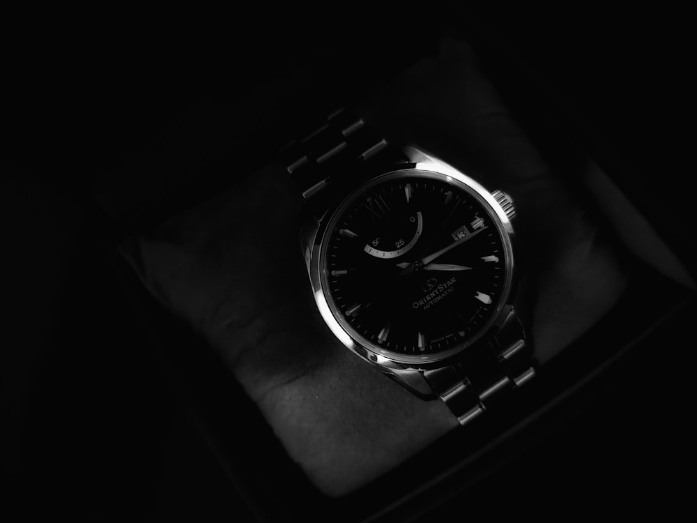 a black and white photo of a watch