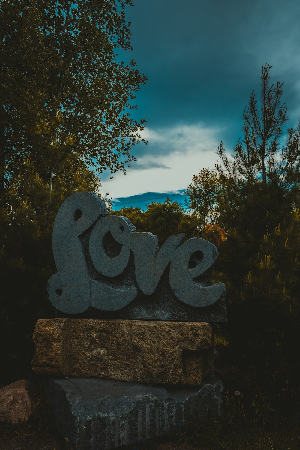 Une sculpture en pierre avec le mot amour gravé dedans