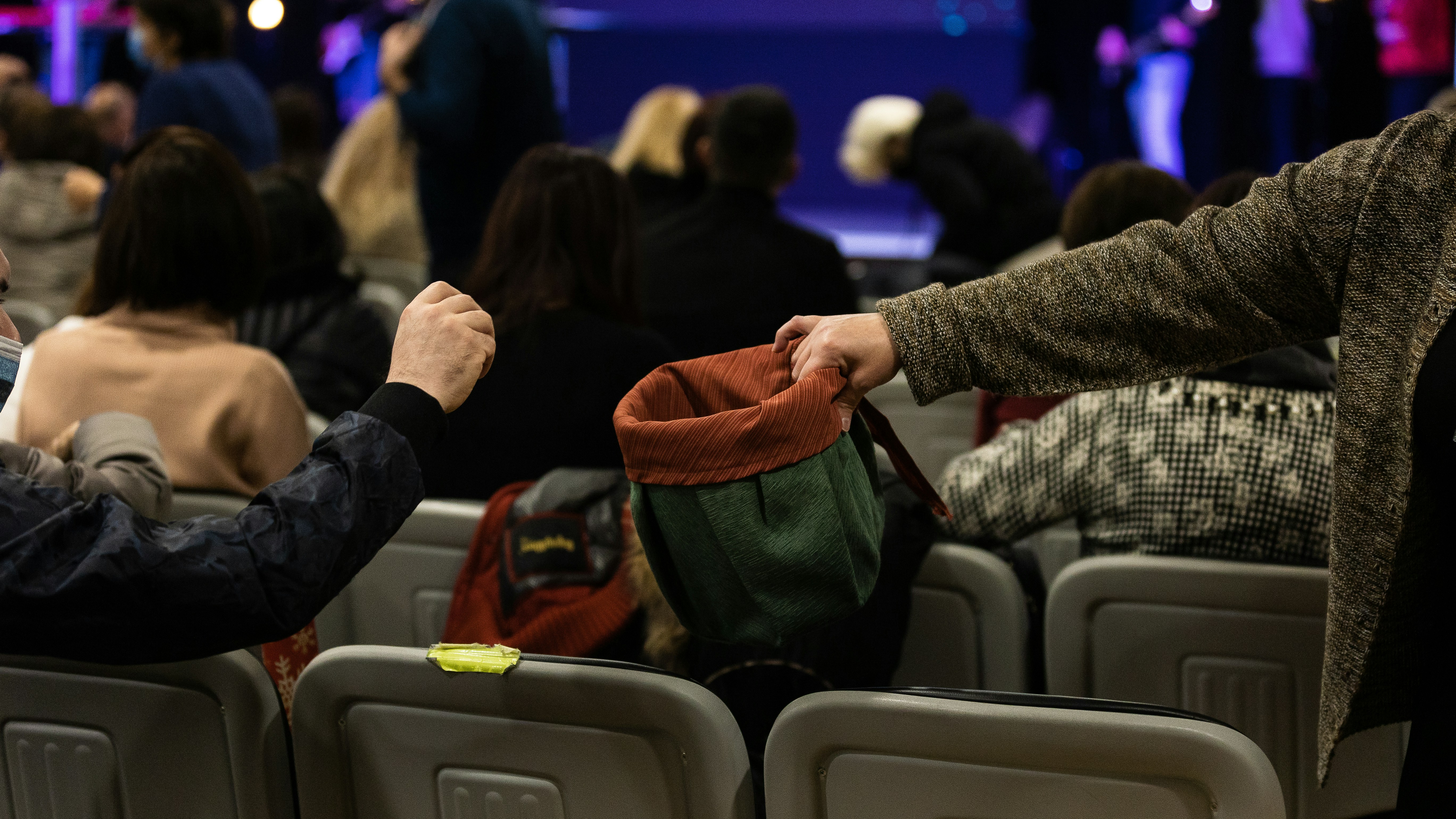 Personas esperando en fila para ingresar a un evento masivo