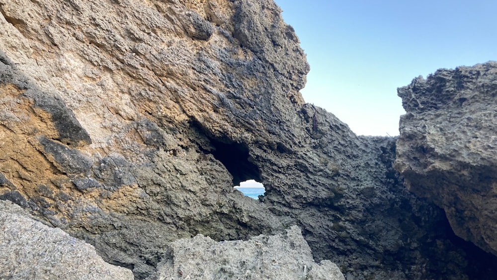 eine Felsformation mit einem kleinen Loch in der Mitte