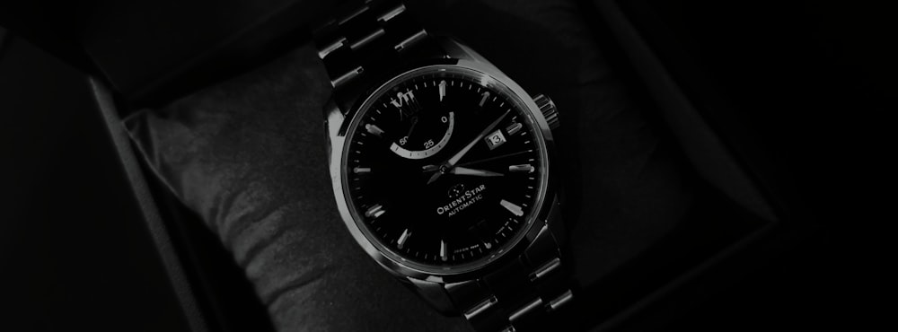 a black and white photo of a watch