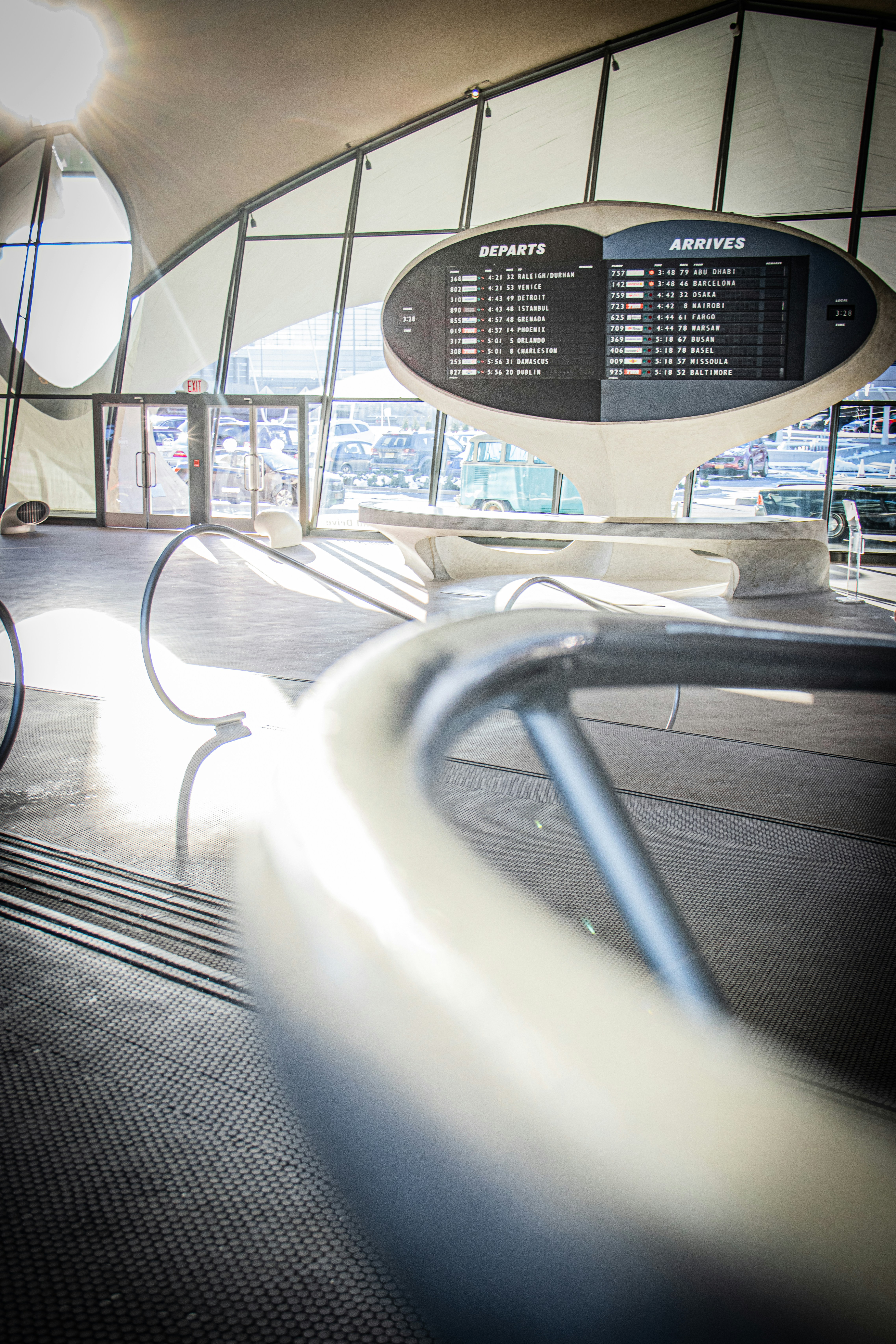 看板のある駅と何人かの人