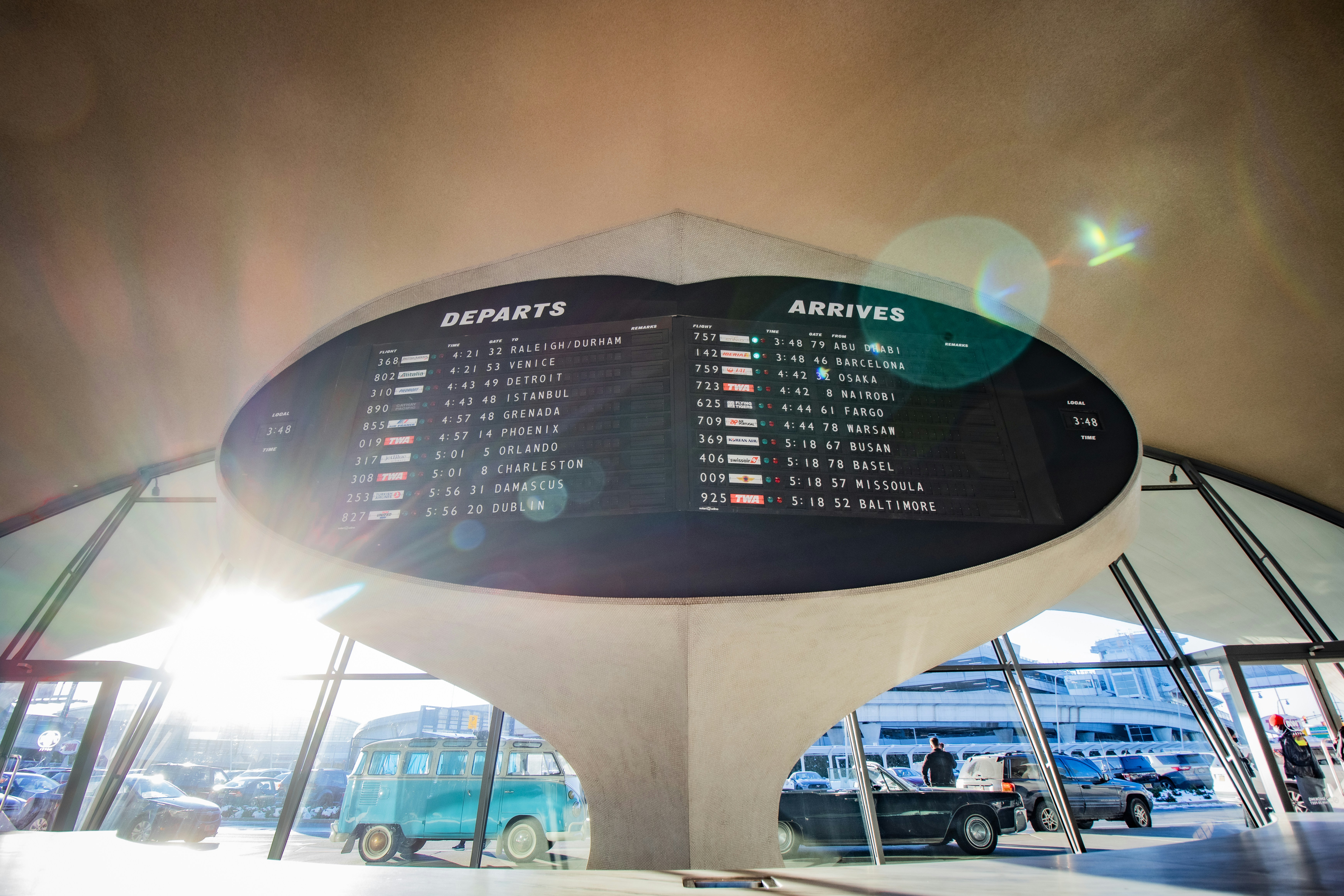 窓の多い建物の前に大きな看板