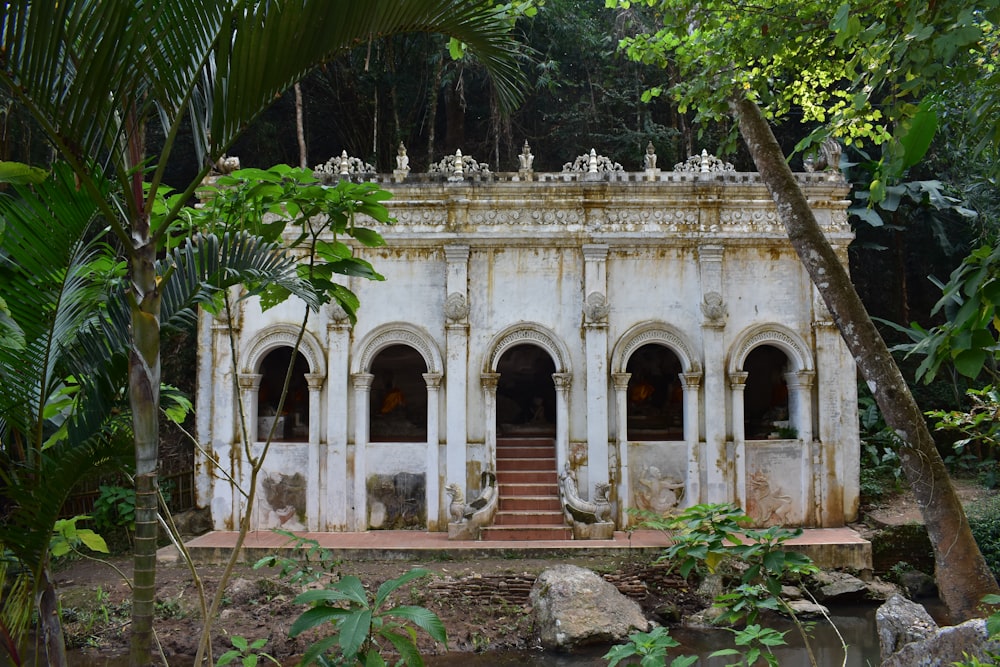 an old white building with a lot of windows