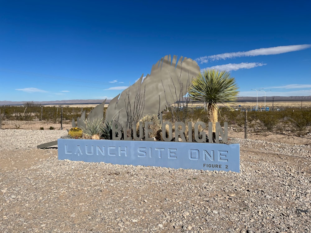 Un letrero que dice Lunch Site One en el desierto