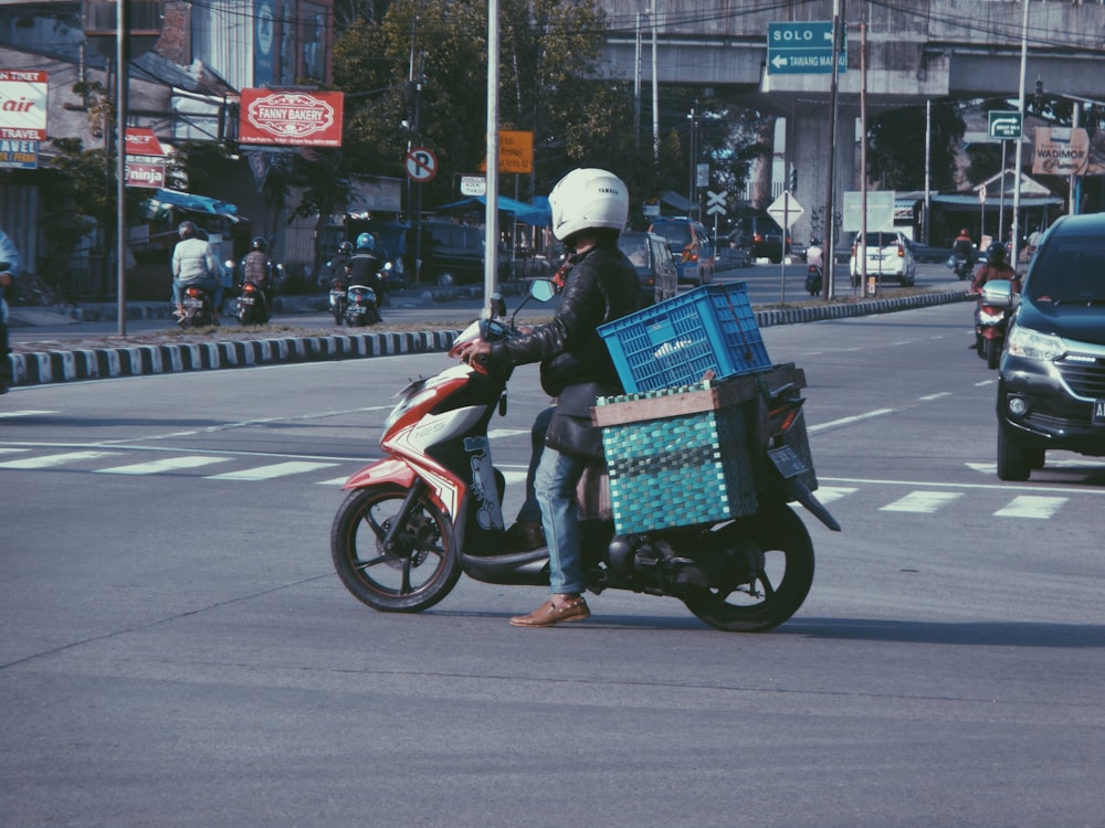 une personne sur une moto avec des boîtes à l’arrière