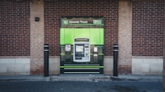 Client satisfait recevant son colis livré à domicile à Brazzaville