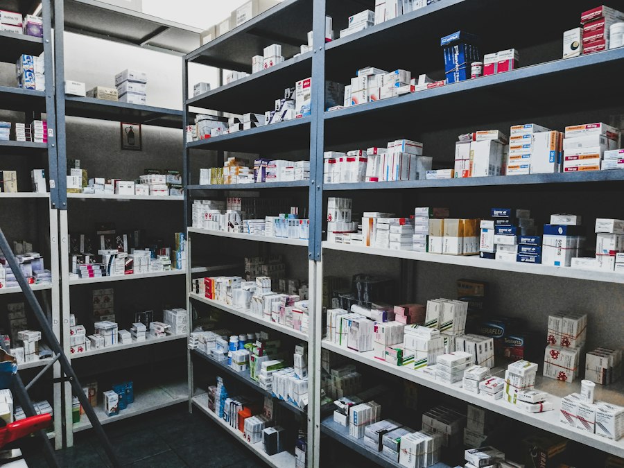 Estanterías del almacén con el producto colocado por referencia