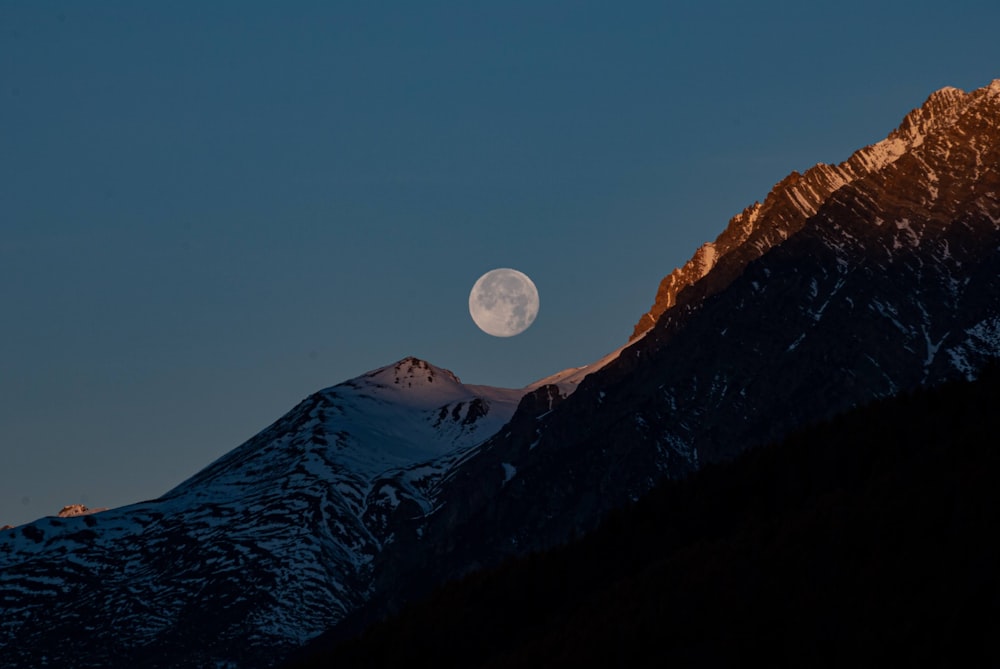 산맥 위로 떠오르는 보름달