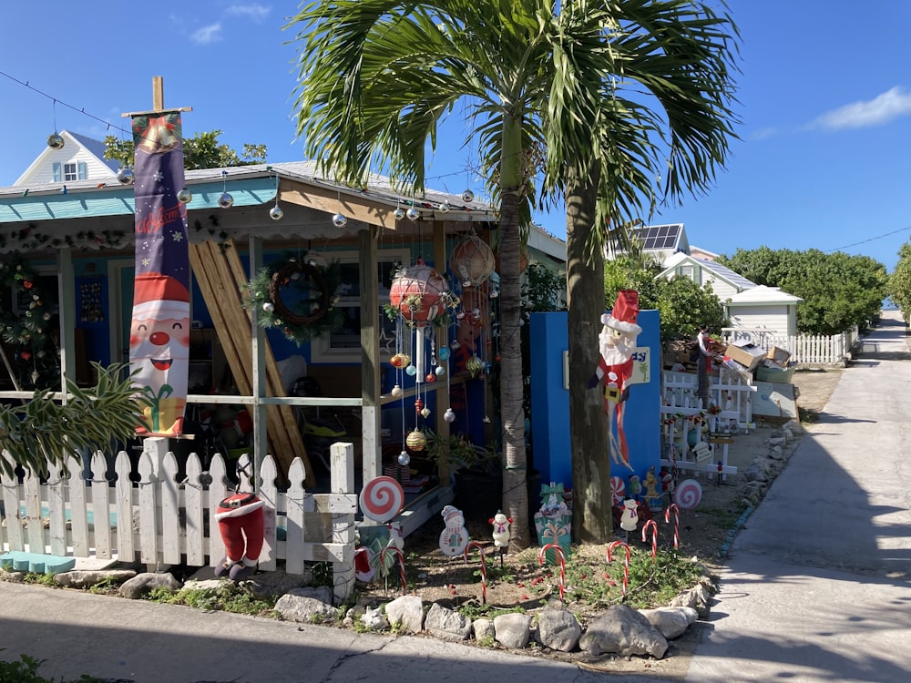 Un petit bâtiment avec beaucoup de décorations