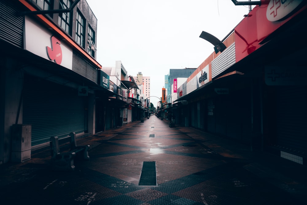 Eine leere Straße in einer Stadt mit Gebäuden im Hintergrund