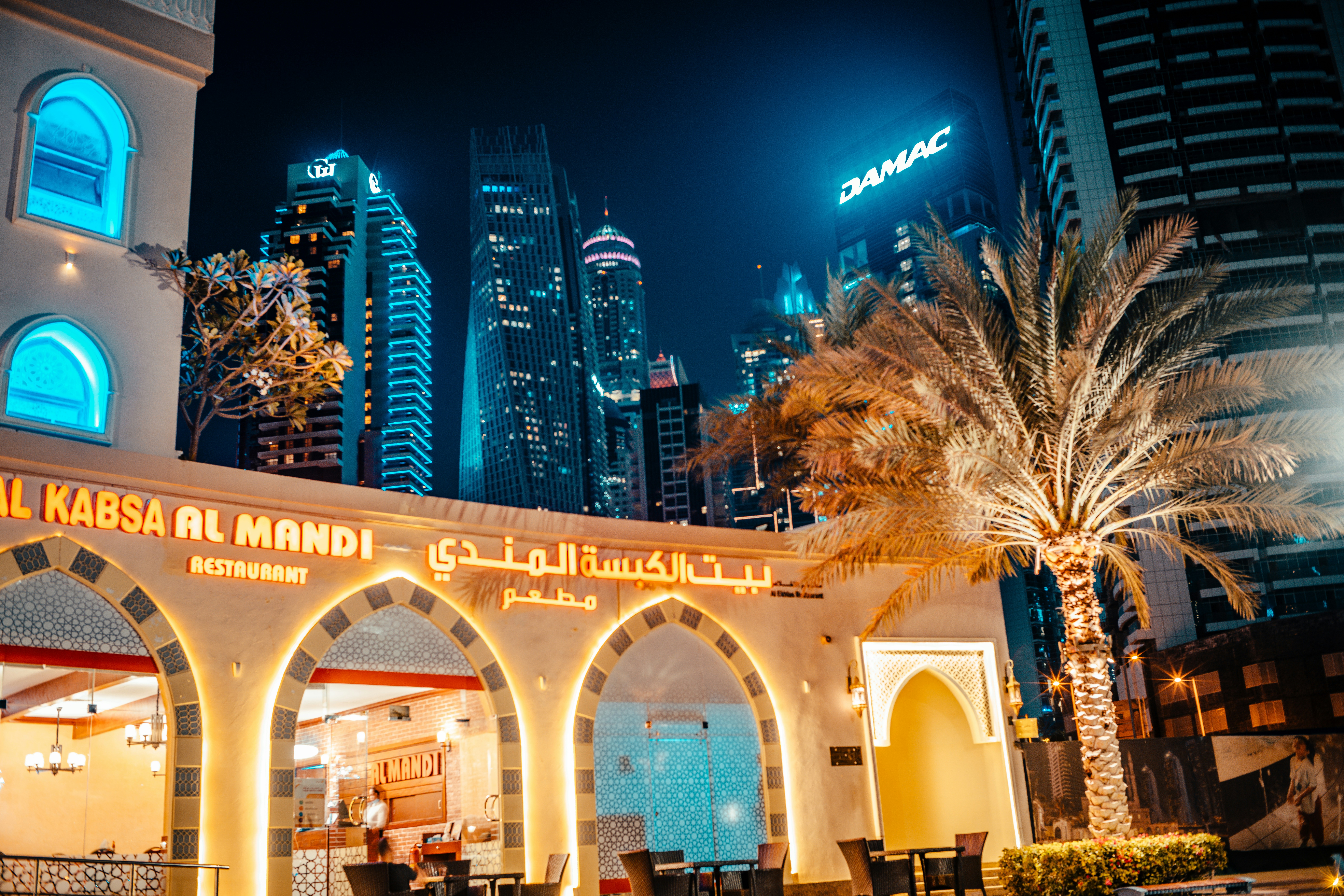 ночной вид на ресторан в центре города