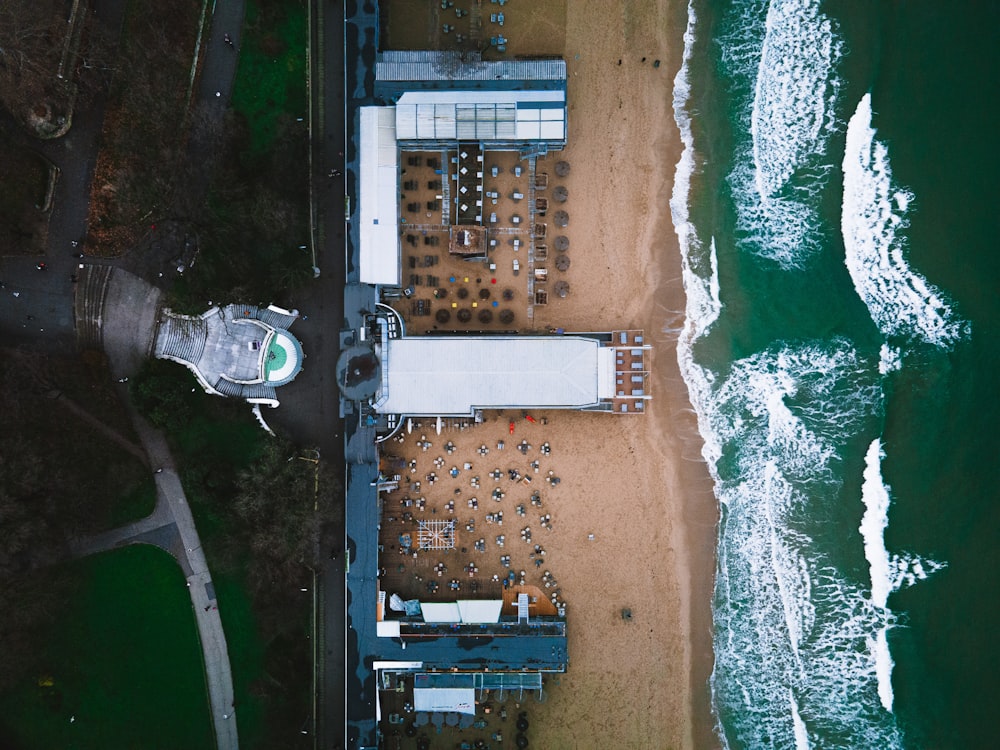 Luftaufnahme eines Strandes mit Pavillon